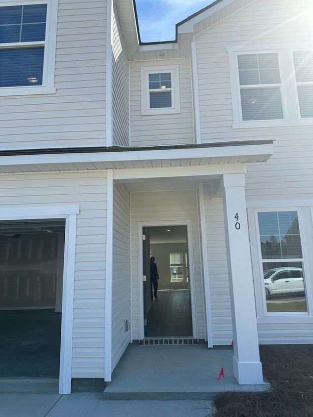 Foto principal - BRAND NEW 4 beds 3.5 baths Single Family H...