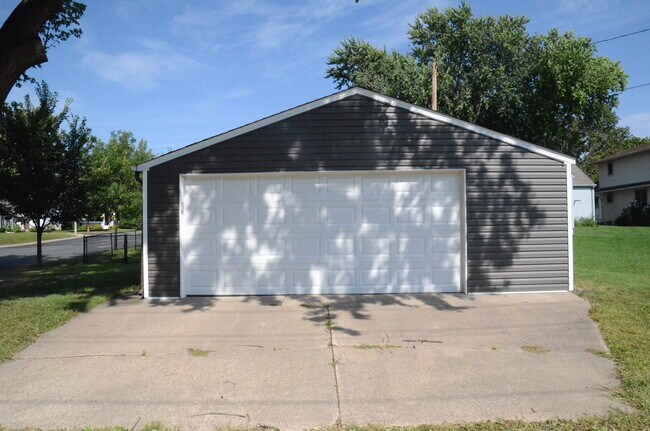 Building Photo - 401 E 1st St
