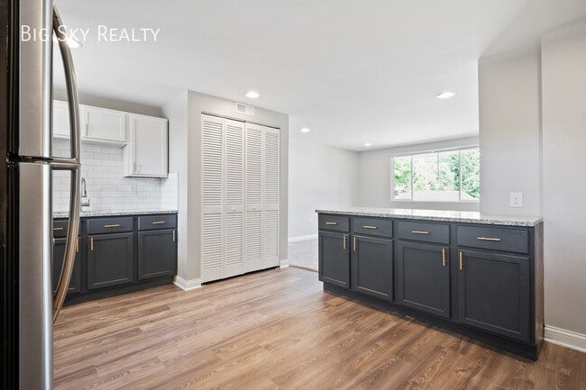 Building Photo - The Huntley - Creekside 2 bed / 1 bath - N...