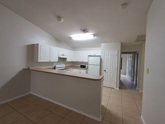 Building Photo - 4868 Golfview Blvd