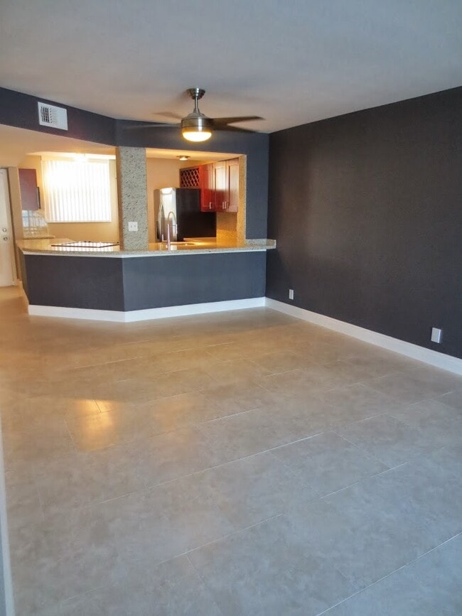 Building Photo - 115 Lake Emerald Dr