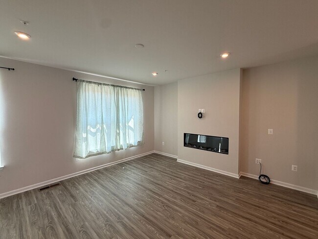 Foto del edificio - Luxury 3BR Townhome in Shipley Homestead | Quartz Kitchen, Fireplace & 2-Car Garage