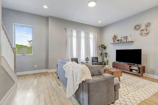 Building Photo - 978 Youngs Ln