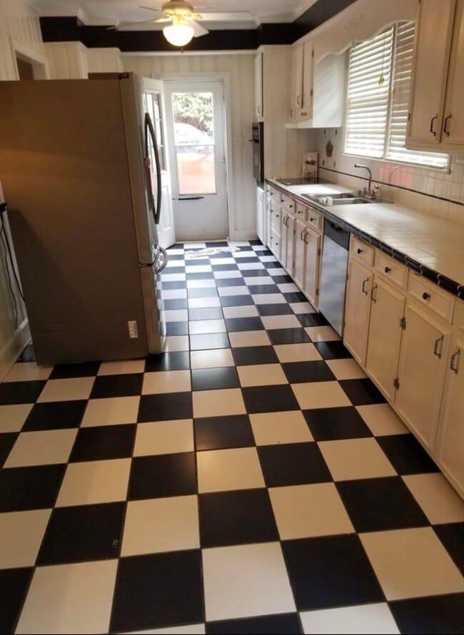 Building Photo - 295 Perryclear St