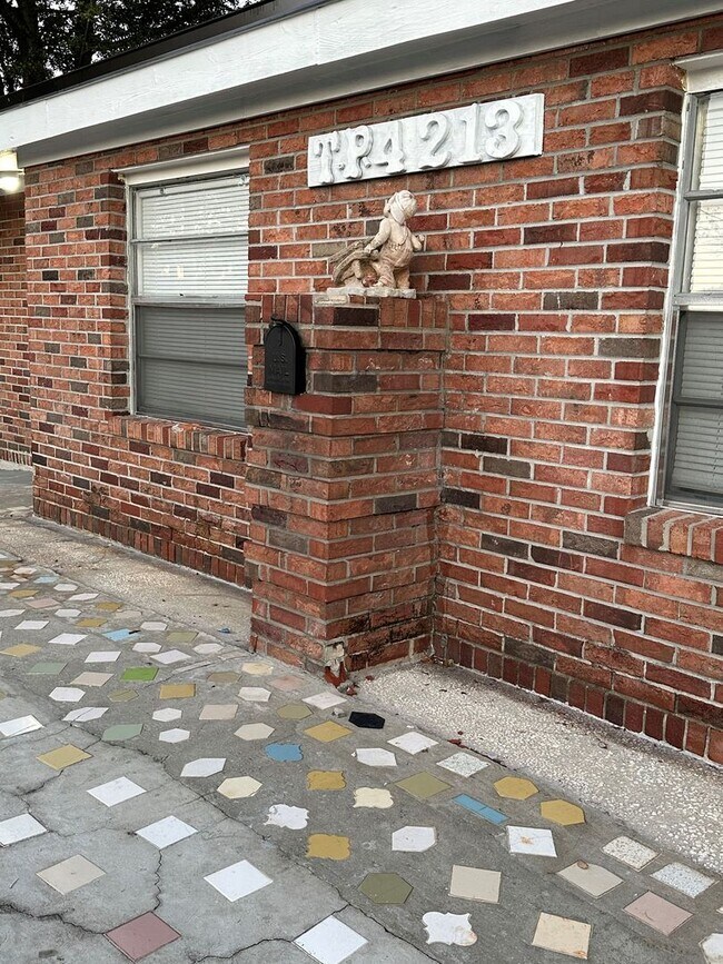 Foto del edificio - All Brick 4 bedroom 2 bath Northside Rental!