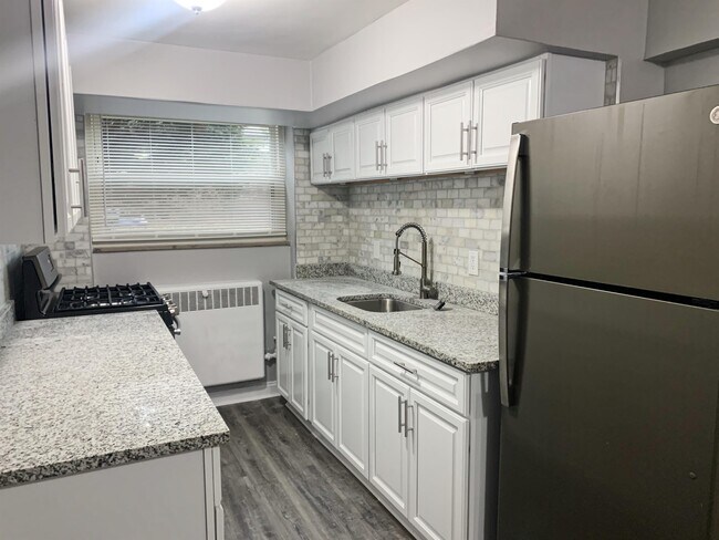 Foto del edificio - 6404 Montgomery Rd