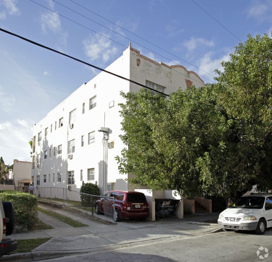 Building Photo - 1444 SW 5th St