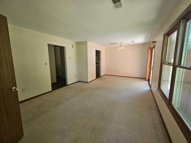 Building Photo - 2 Bedroom 1.5 Bath Ravenna Ohio