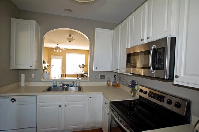 Building Photo - 405 Hamlet Park Dr