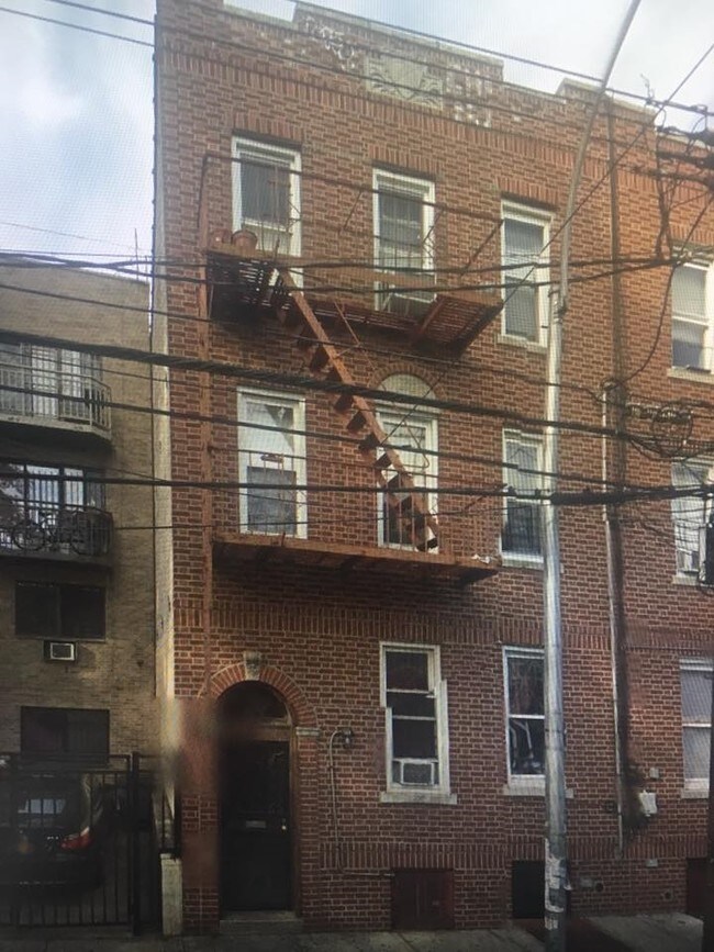 Foto del edificio - 99-11 43rd Ave