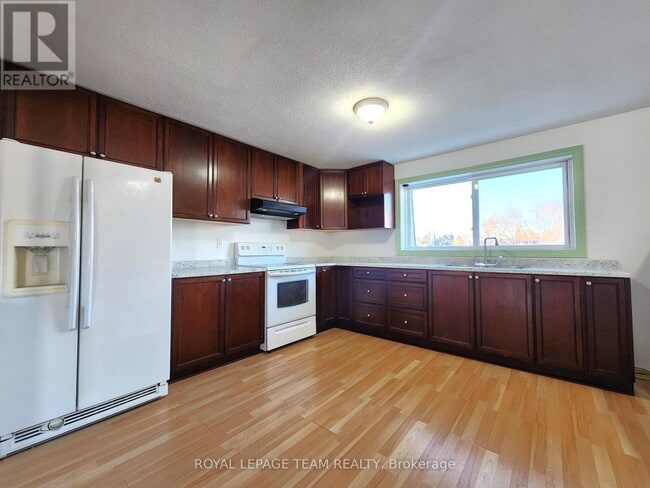 Building Photo - 50 Madawaska St