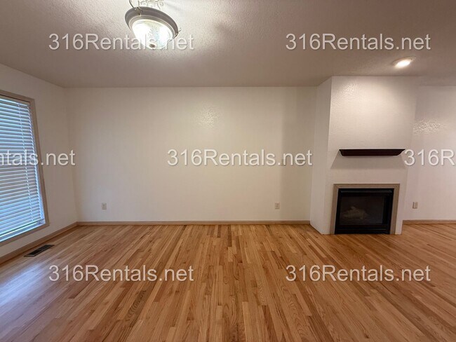Foto del edificio - $1,595 - 3 bed 2 bath - Beautiful Remodeled Duplex Home Available Now!