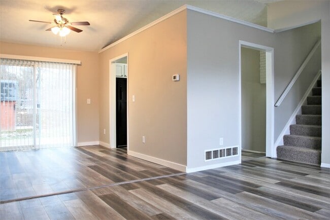 Building Photo - Open Concept Home with Vaulted Ceilings!