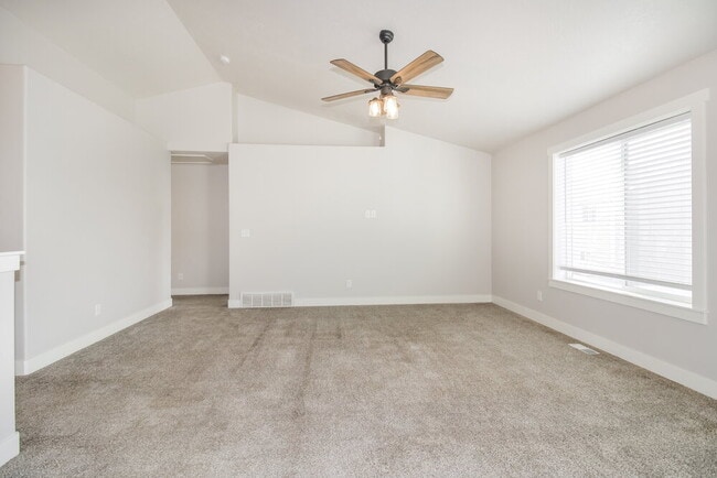 Building Photo - 4621 S W Pk Dr