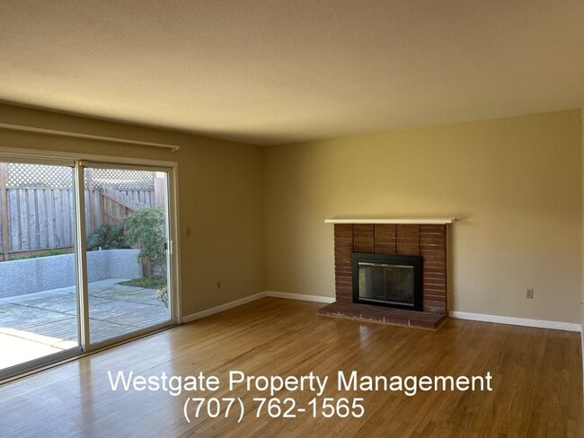 Building Photo - Nice 4/2 Single Level Home in East Petalum...