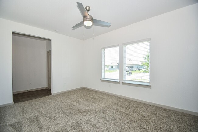 Foto del edificio - 8034 House bank Ln