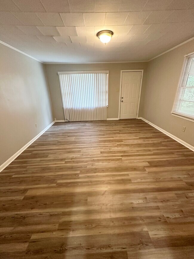 Building Photo - 608 Sunset Dr