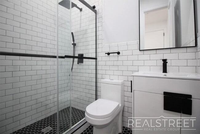 Building Photo - Charming Brand New 2.5 Bed 2 Bath with Ter...