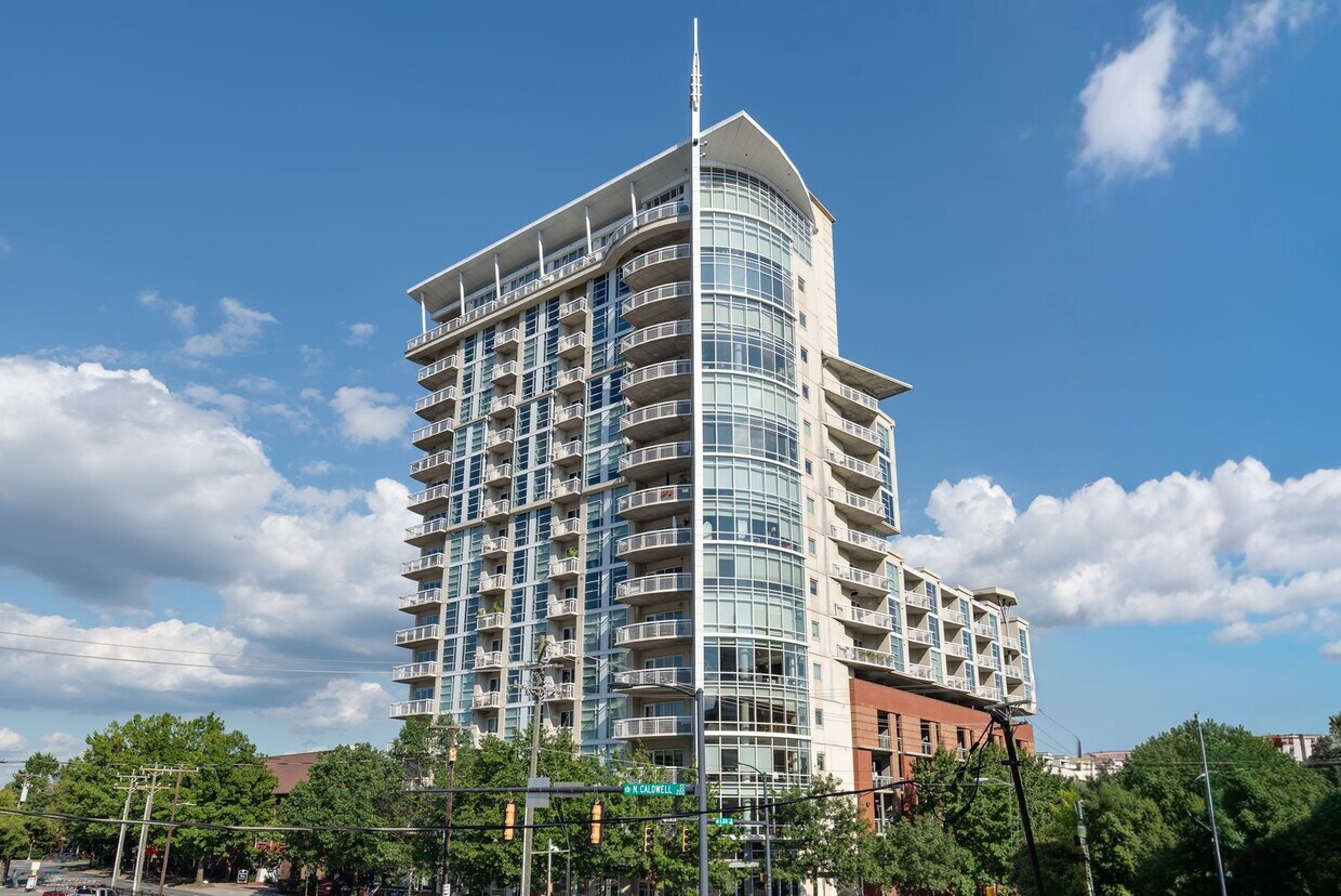 Foto principal - Stylish Uptown 2BD Condo with Balcony, Par...