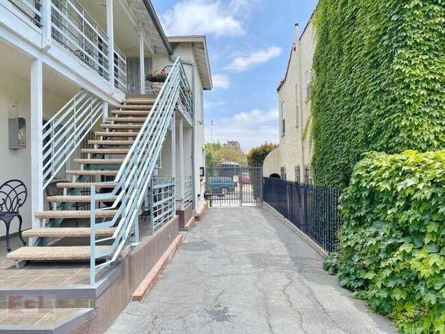 Building Photo - 1287 S Cochran Ave