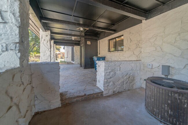 Foto del edificio - Opportunity Knocking with this HUGE home a...