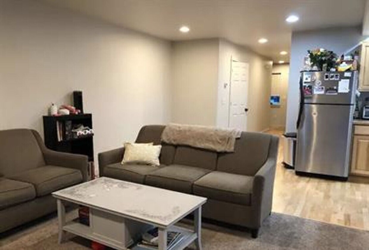 Foto principal - 3 bedroom 2 1/2 bath in Bozeman