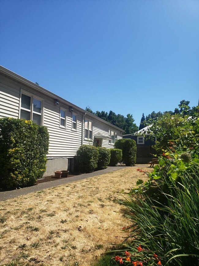 Foto del edificio - Classic Studio Apartment in The Heart of Sellwood