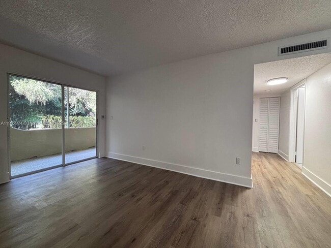 Foto del edificio - 4630 NW 102nd Ave