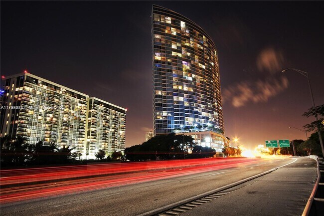 Foto del edificio - 601 NE 36th St
