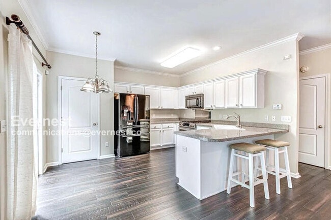 Building Photo - Lovely 3-Bedroom Townhome with Garage / Pe...