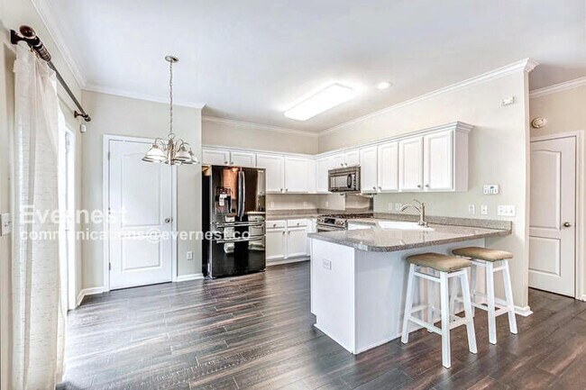 Foto del edificio - Lovely 3-Bedroom Townhome with Garage / Pe...