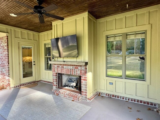 Building Photo - 6991 Carson Ln