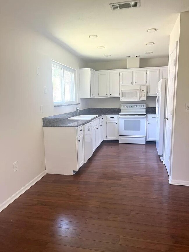 Kitchen - 4816 Glenbrooke Dr