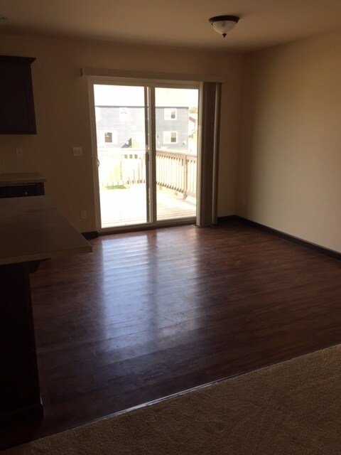 Building Photo - Spacious Townhouse for rent with No maintenance responsibilities!!
