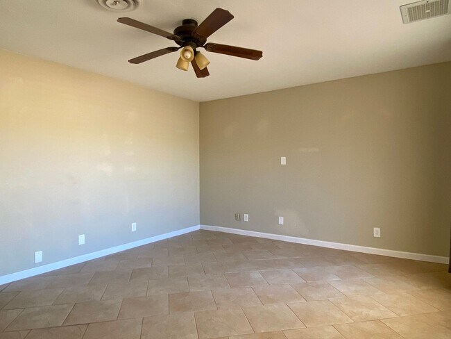 Foto del edificio - AVAILABLE NOW!!