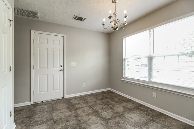 Foto del edificio - 127 Lyndhurst Dr