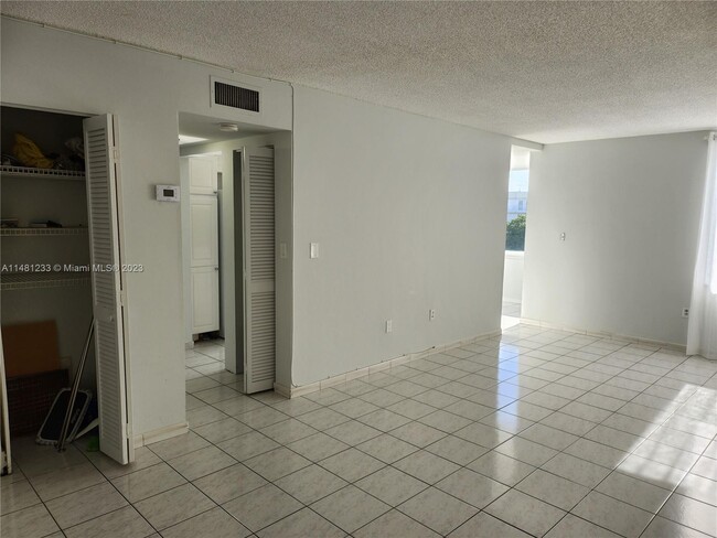 Foto del edificio - 250 180th Dr