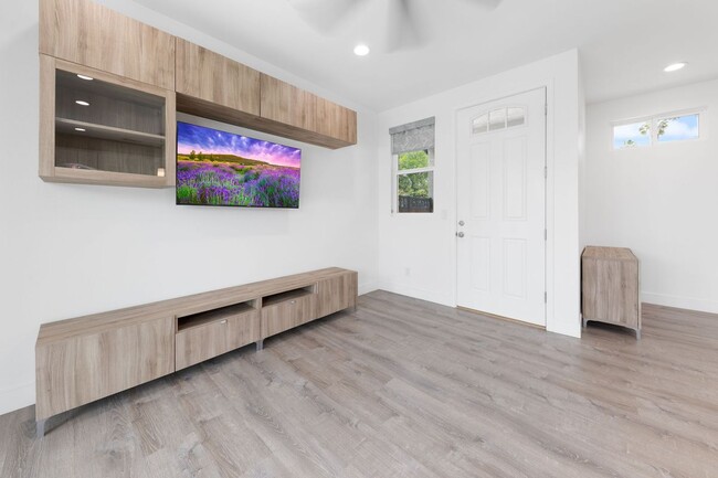 Foto del edificio - 1572 Coolcrest Ave