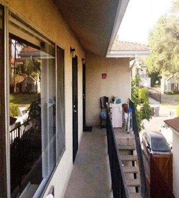 Building Photo - 1432 E Maple St