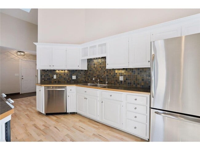 Building Photo - 126 Willow Dr