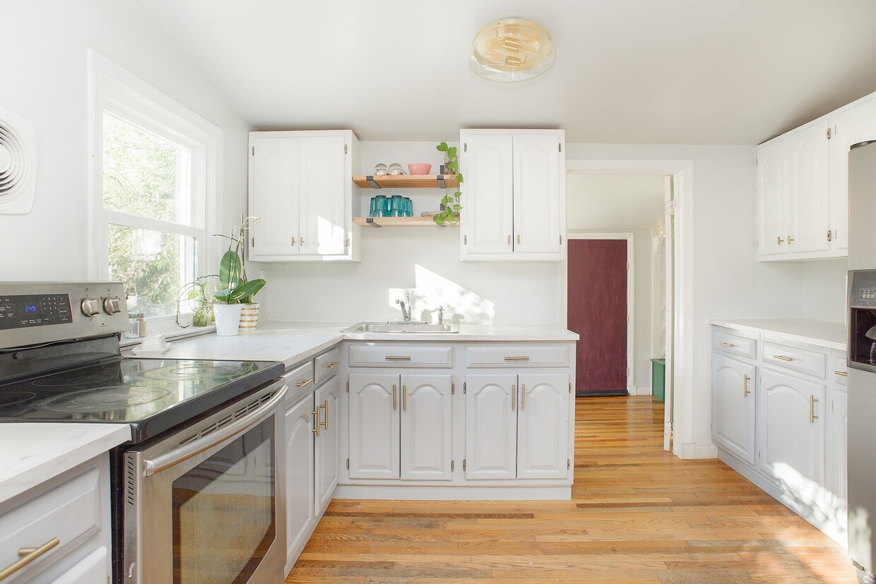 Open concept kitchen - 5100 Varnum St