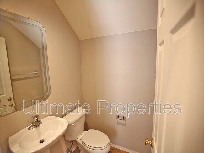 Building Photo - 9106 W Cypress St