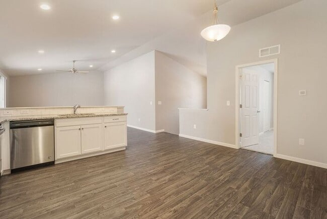 Building Photo - 4020 Sumner Dr