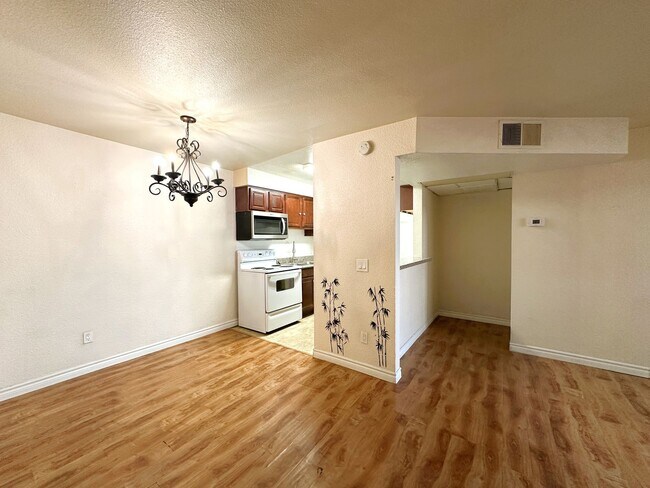 Foto del edificio - This charming 2-bedroom, 2-bathroom offers...