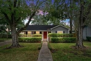 Building Photo - 1110 Woods Dr