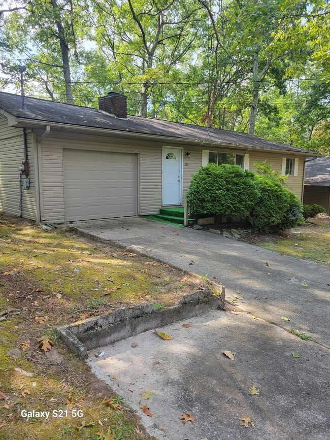 Building Photo - 214 Lakeshire Dr