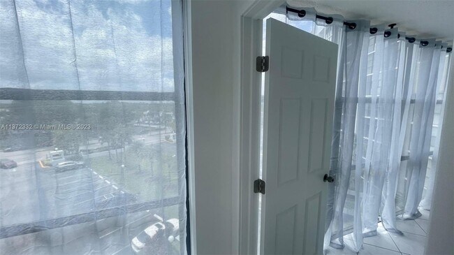 Foto del edificio - 1000 Parkview Dr