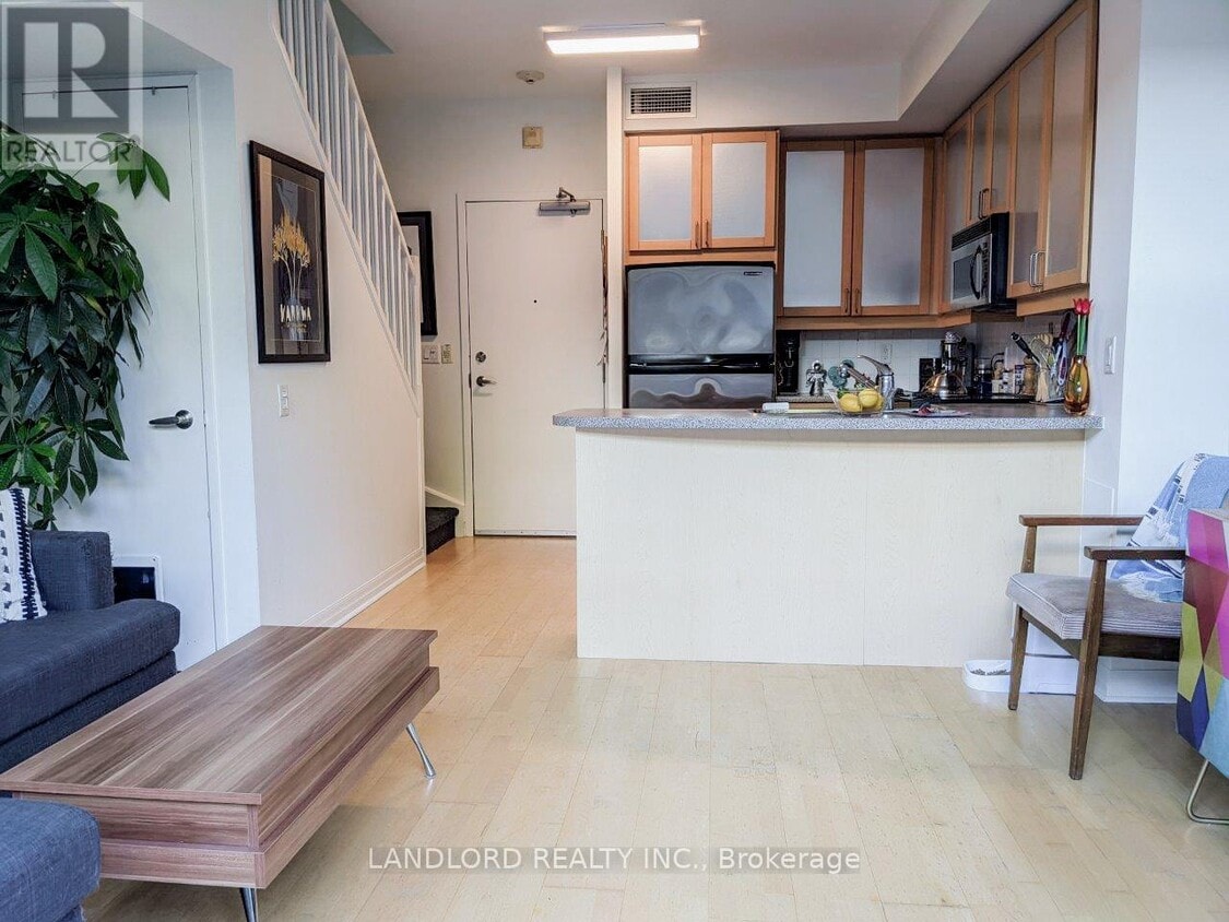 Primary Photo - 901 Queen St W