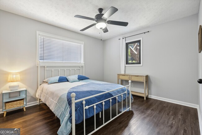 Foto del edificio - 8470 Lake Dr