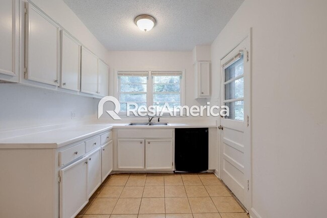 Building Photo - Charming 3BR Home – Spacious Yard & Great ...